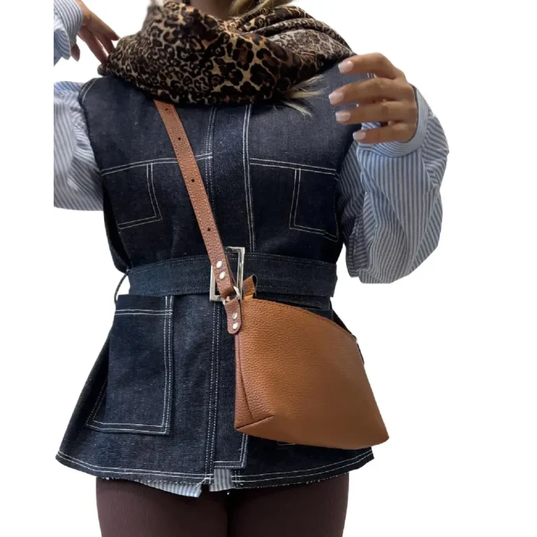 نمای جلو وست جین با کمربند و دوخت سفید